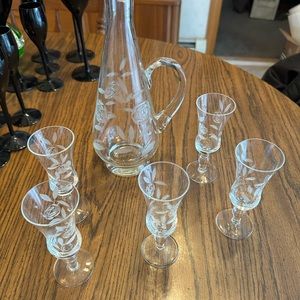Liquor canister and 5 liquor glasses